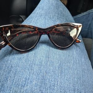 Trendy cat eye tortoise sunglasses